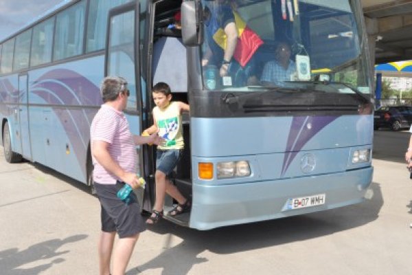 Jumătate din turişti merg în vacanţă cu autocarul